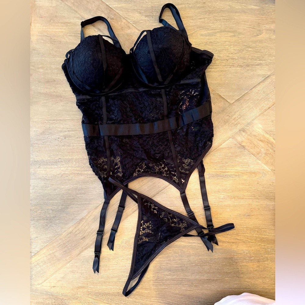 NWT Elegant Black Lace Bustier Set